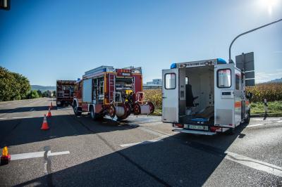 Weinstadt-Endersbach: Pkw kollidiert mit Lkw - Pkw-Fahrer eingeklemmt